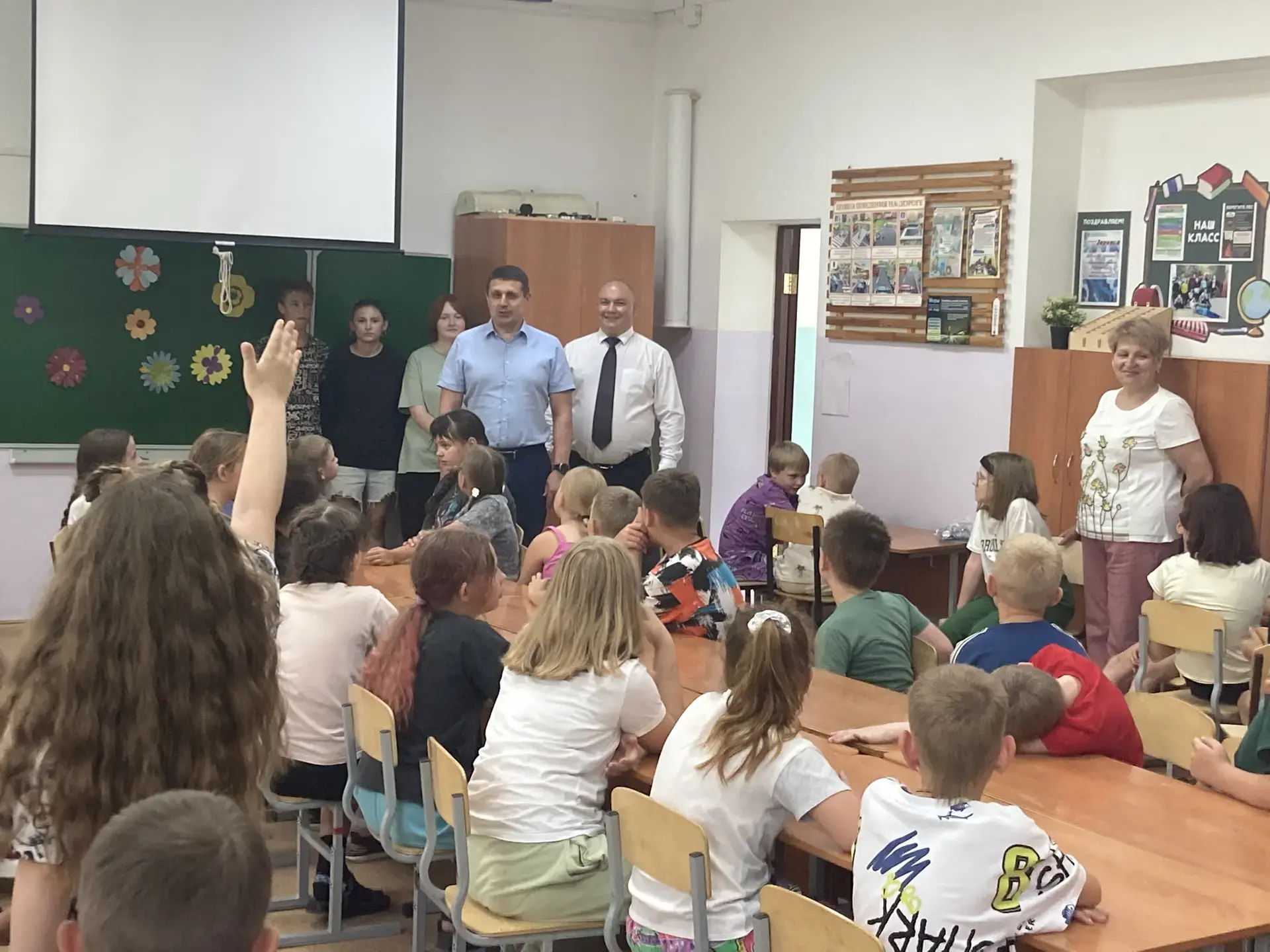 🗳️🍭 Сладкие выборы в лагере «Цветочный городок»! 🍭🗳️

Что такое выборы? Как они устроены и кого 