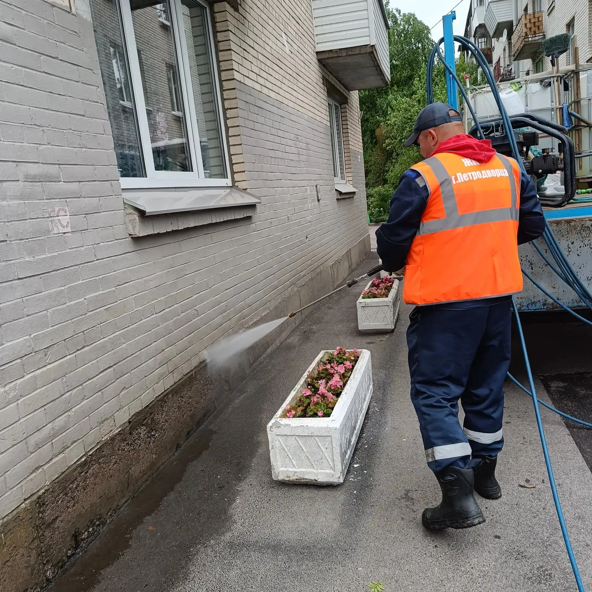 🏠✨ Когда в управлении столько домов, кажется, что работы никогда не заканчиваются! 
Пока одни сотру