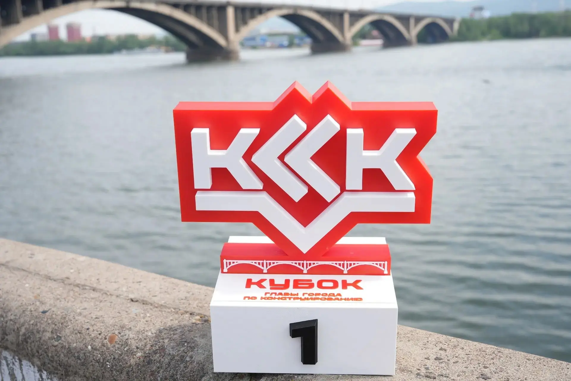 Поздравил победителей первого городского Кубка по конструированию.
 
Более 300 ребят сегодня состяза