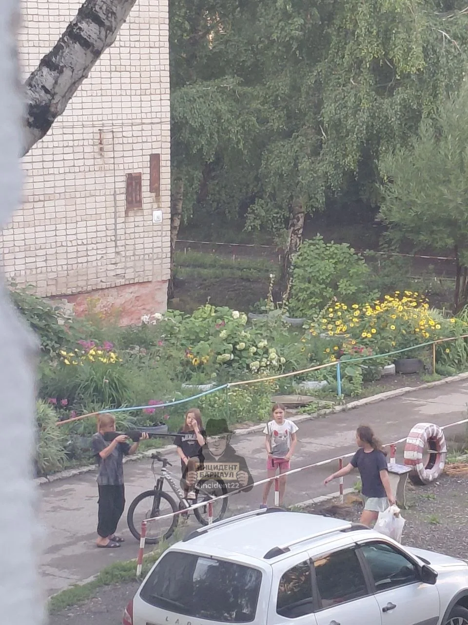 Нам пишут

По адресу Эмилии Алексеевой 90 и 88 ходит мальчик  с предметом похожим на оружие и целитс