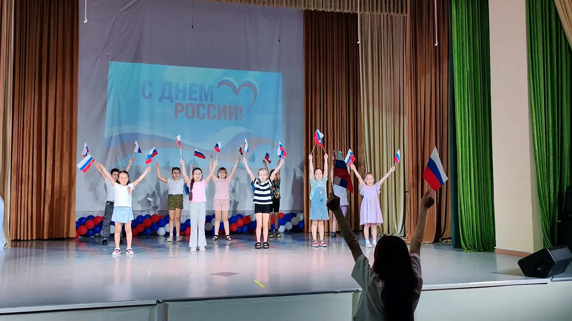 Танцевальный флэш-моб, посвященный Дню России
11.06.2026 в летнем лагере кратковременного пребывания