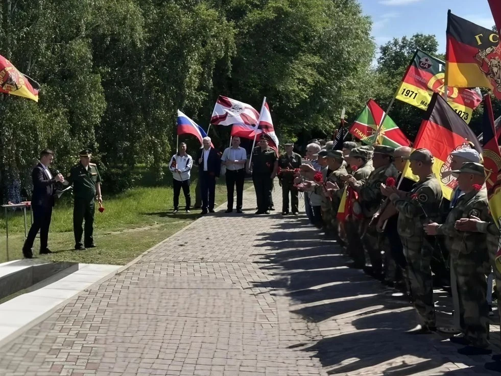 🇷🇺 Навечно в строю, навечно в памяти: в Ялуторовске прошел митинг в честь Дня ГСВГ!

📌 9 июня исп
