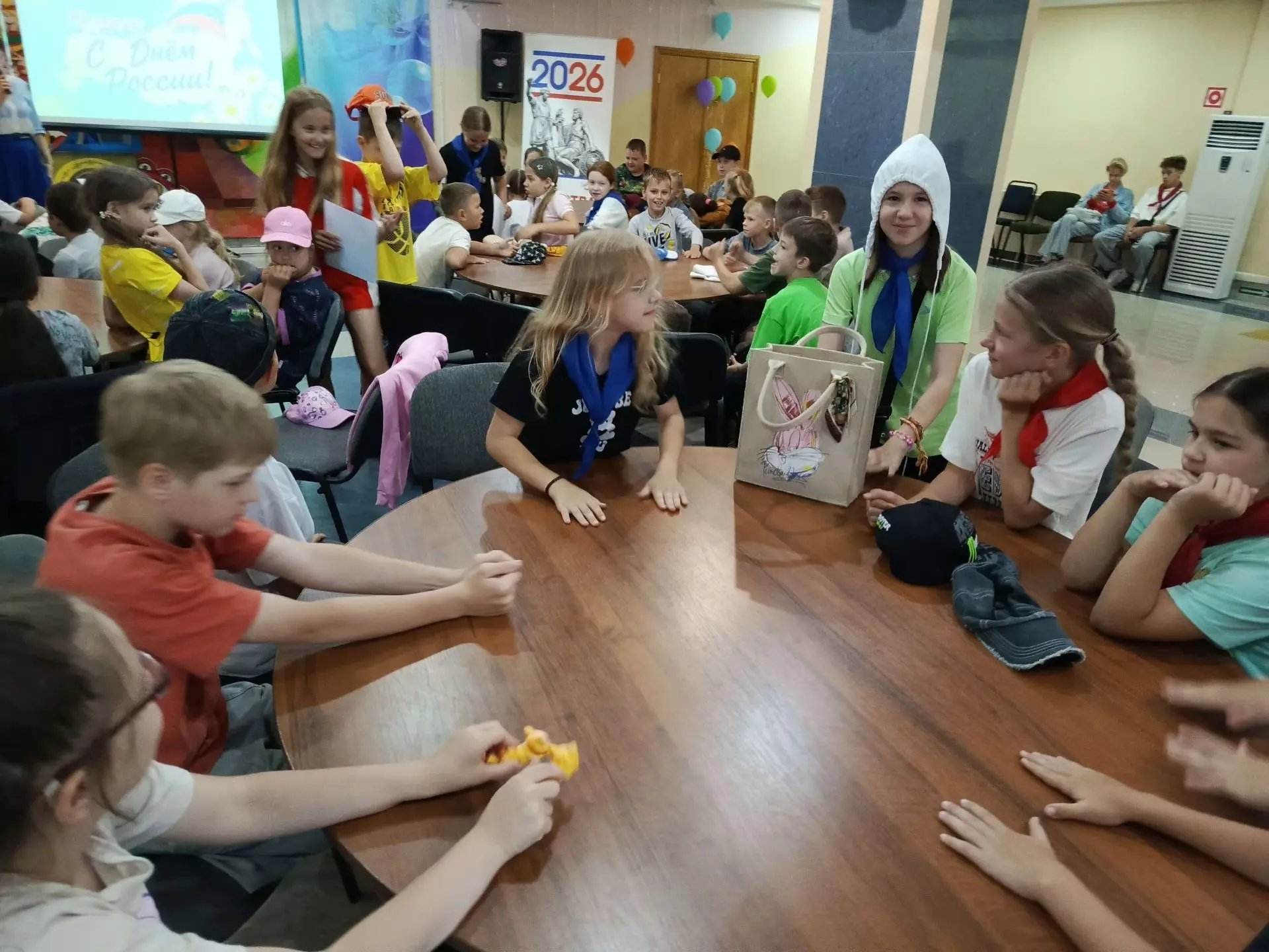 🧩«КВИЗ»

Финальный квиз, посвященный Дню России, состоялся в музыкальной гостиной Дворца культуры «