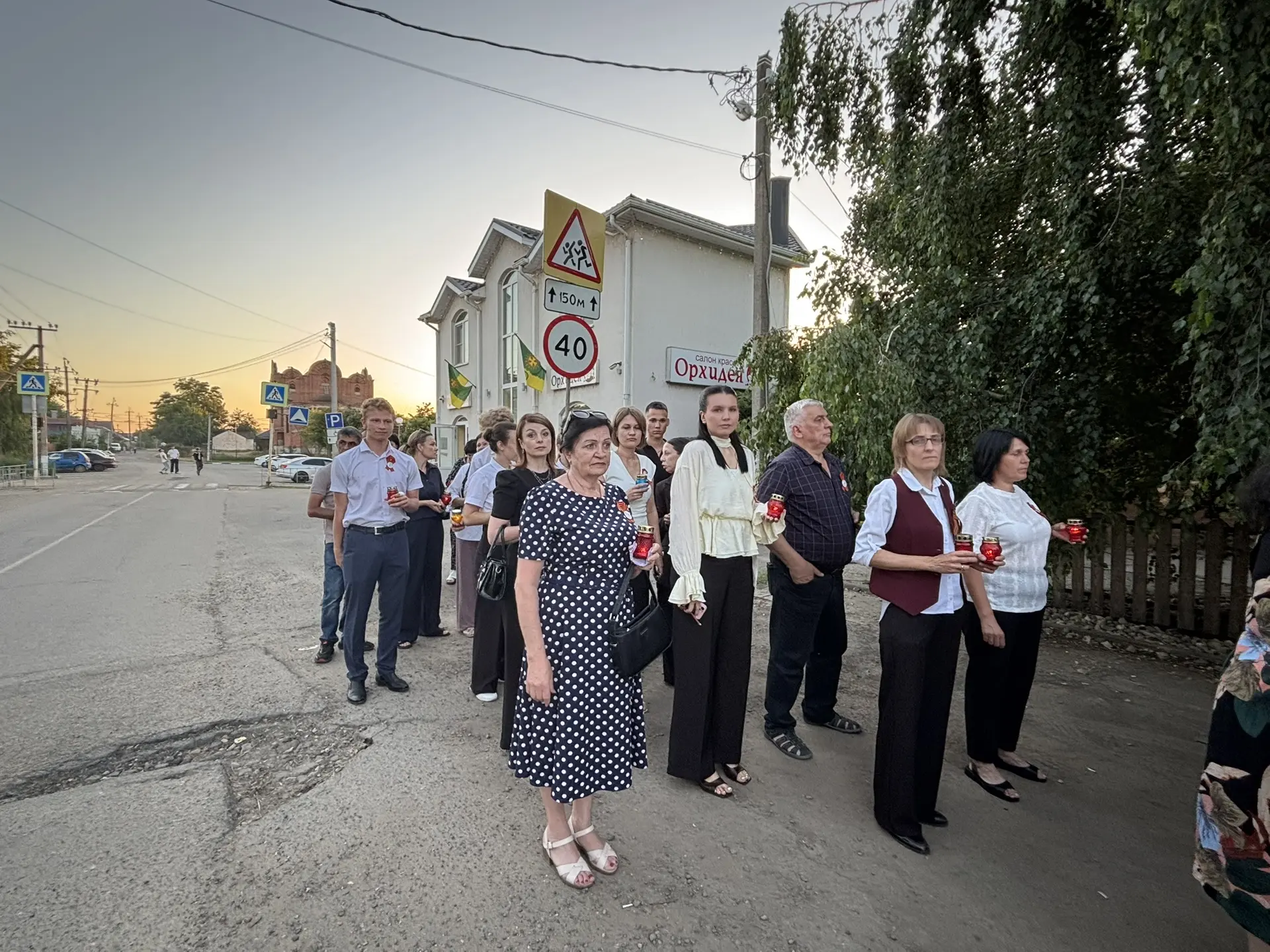 Ученики и учителя школы №30 почтили память героев в станице Нововеличковской.В День памяти и скорби 