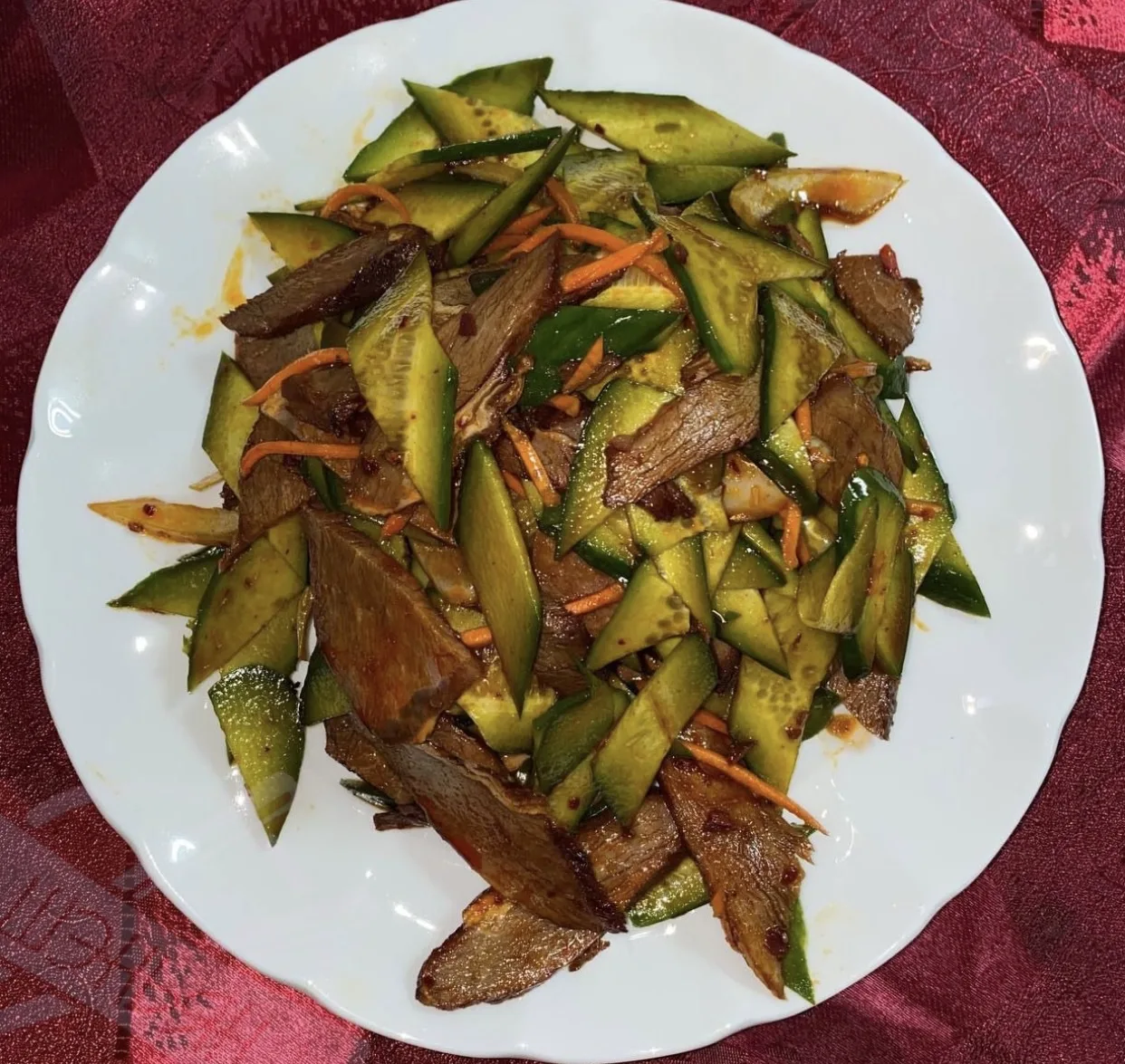 ⚖️ Идеальный вкусовой баланс:
🥒 Огурец свежий — отвечает за хруст и лёгкость
🥩 Ломтики говядины — 
