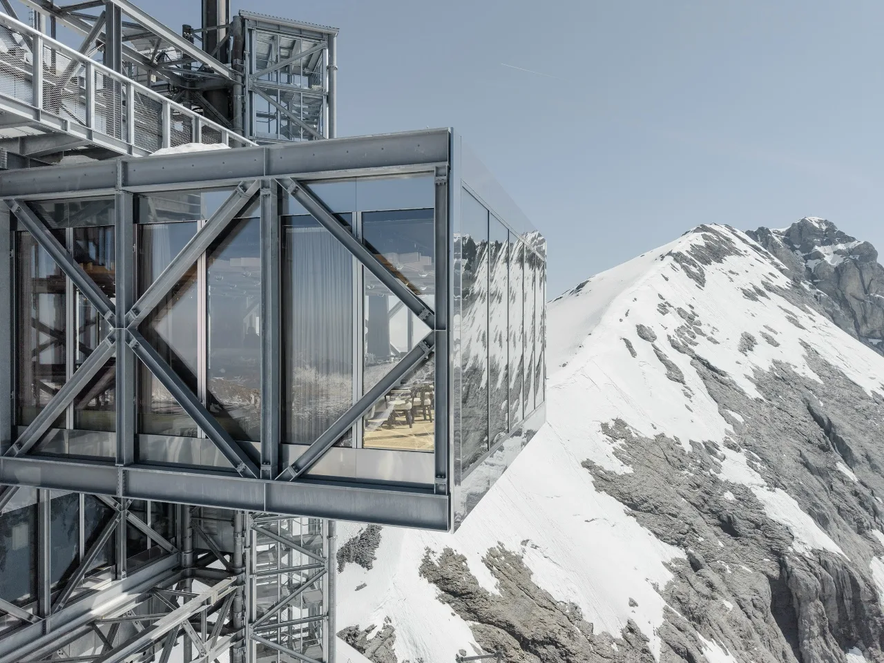 Реконструкция телекоммуникационной вышки в Швейцарии

Проект Titlis Tower архитектурного бюро Herzog