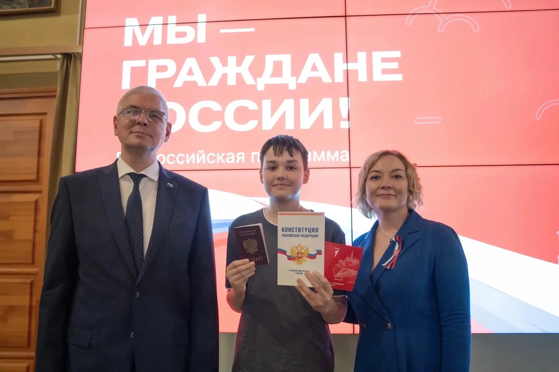 В День России 25 юных свердловчан получили свои первые паспорта! 🎉

🇷🇺 В День России Музей истори
