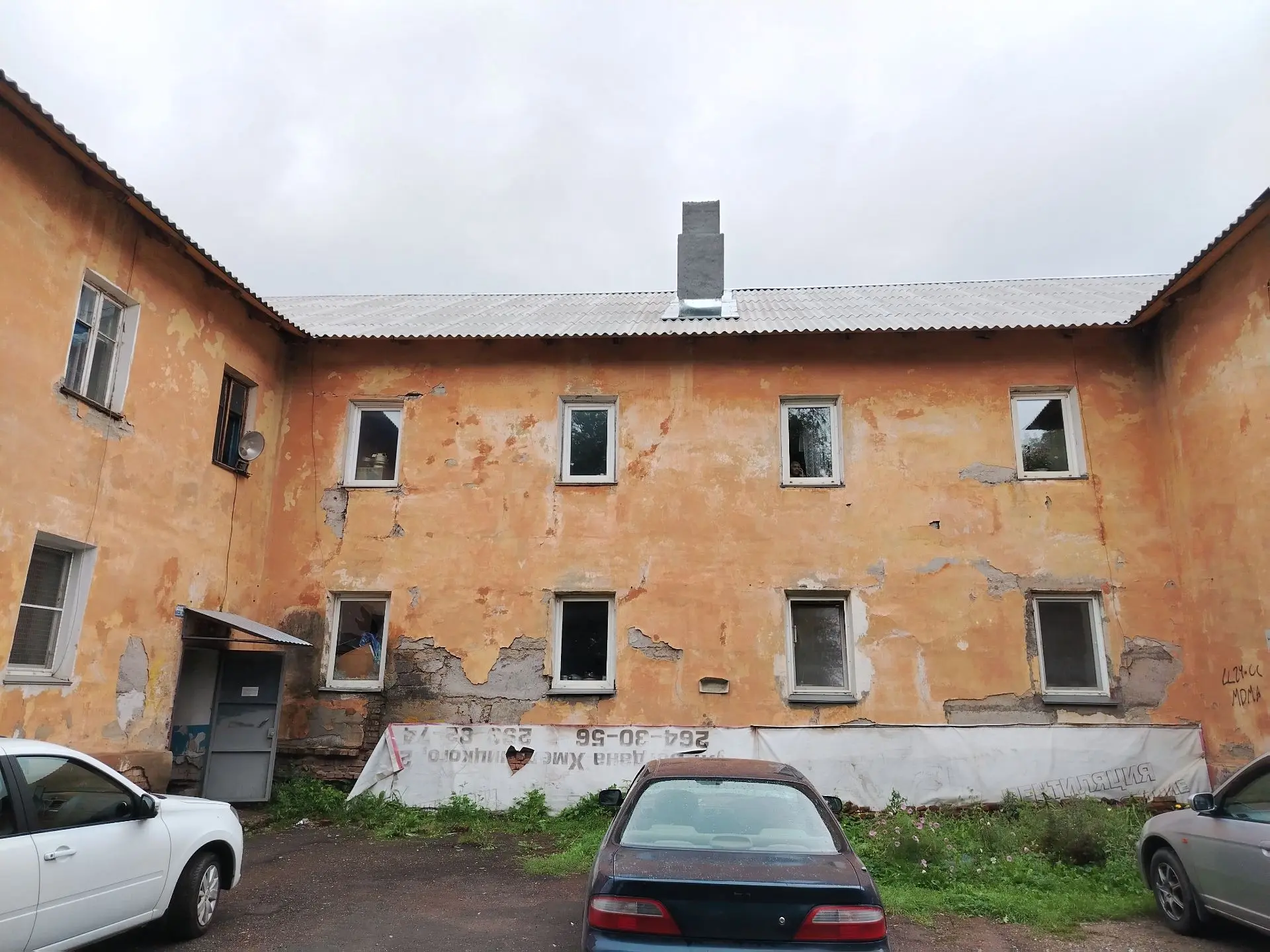 Платить ли за капремонт, если дом признали аварийным?

По закону жители домов, признанных аварийными