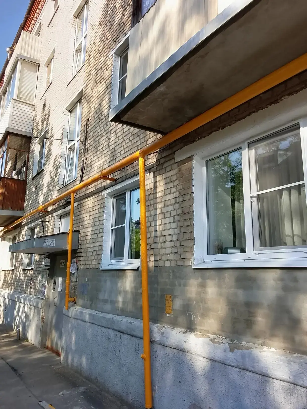 Уважаемые жители! 🏡 
По адресу пр. Красной Армии, д. 1 провели работы по зачистке и покраске труб н