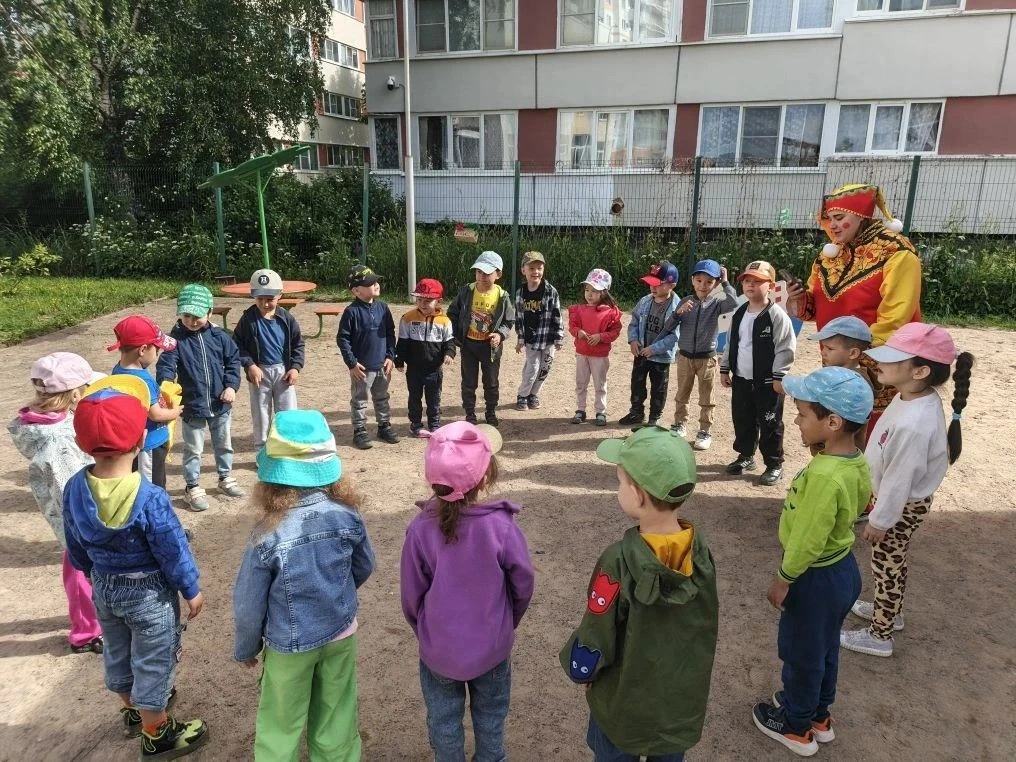 Вся неделя в средней группе Капитошки прошла в атмосфере празднования Дня России. Ребята с большим э
