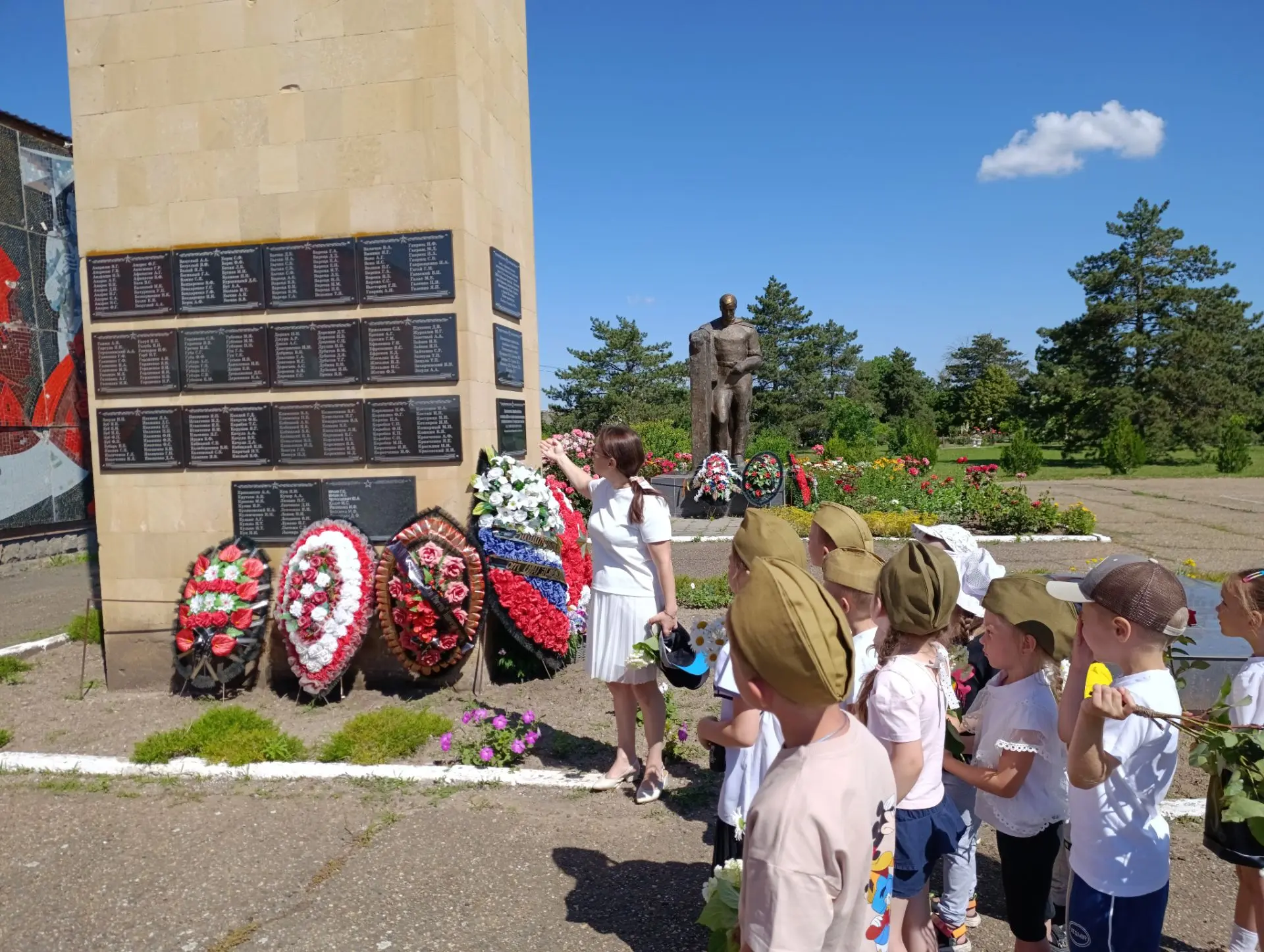 Сегодня, в День памяти и скорби, дети старшей группы пришли к Мемориалу Славы, в чтобы отдать дань у