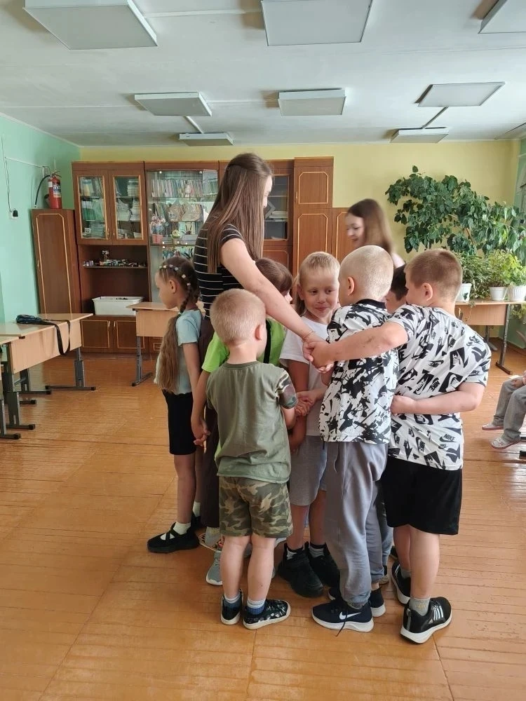 6 ДЕНЬ
🌈ЛОЛ "РаДуГа"🌈

План дня:
1. Зарядка. 
2. Линейка
3. Тематический час "Герой моей семьи"
4.