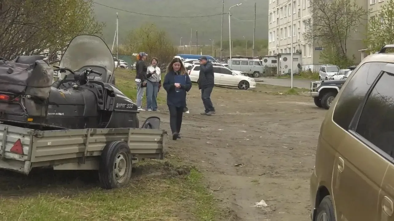 По инициативе Михаила Тумашова в магаданском дворе организуют удобные парковочные места
 
Жители дом