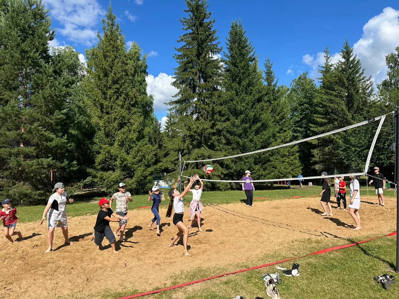 Также поиграли в пионербол🏐