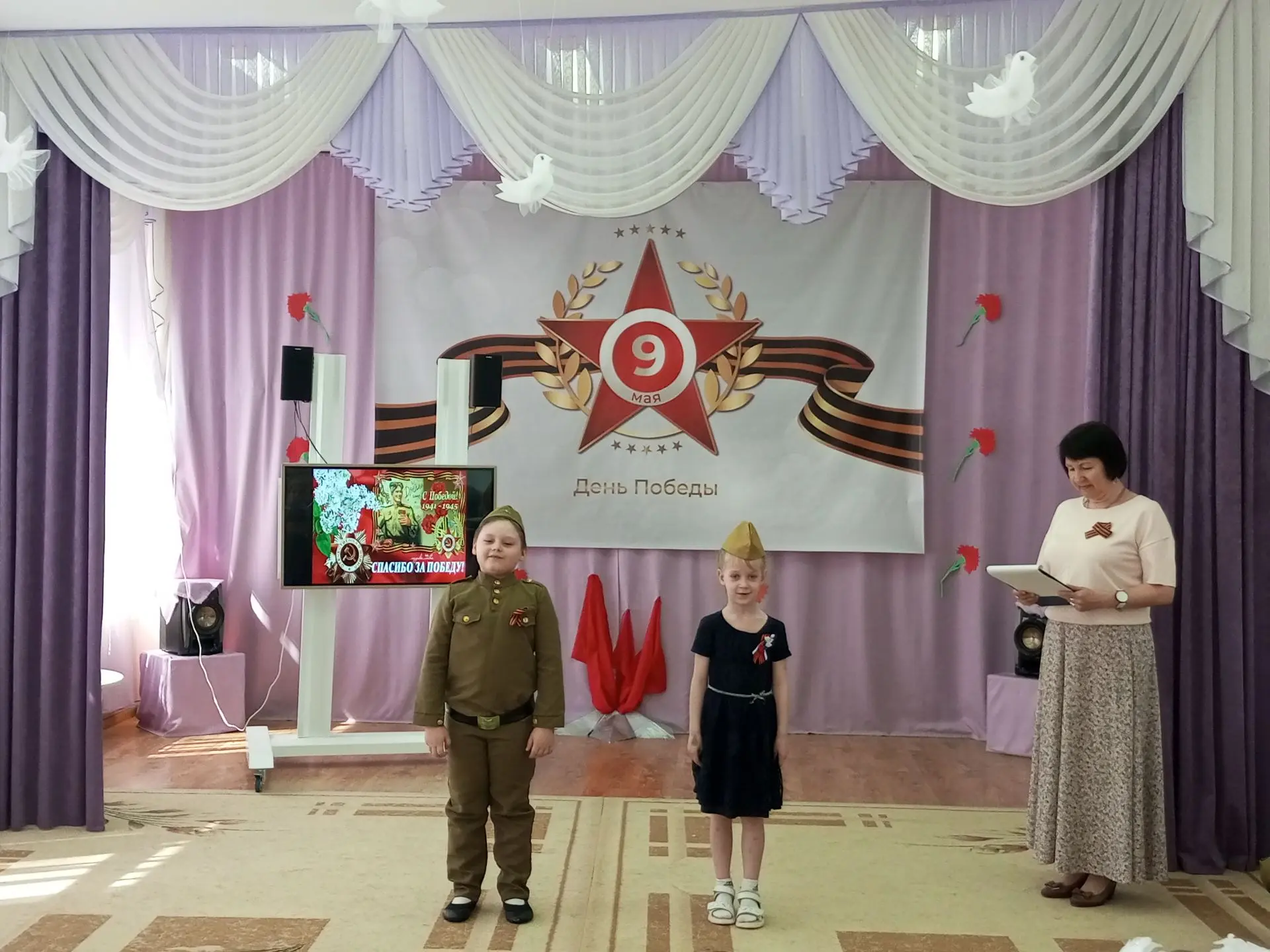 У воспитанников старшей группы «Полянка» и подготовительной группы «Пчёлки» прошел праздник «Этих дн