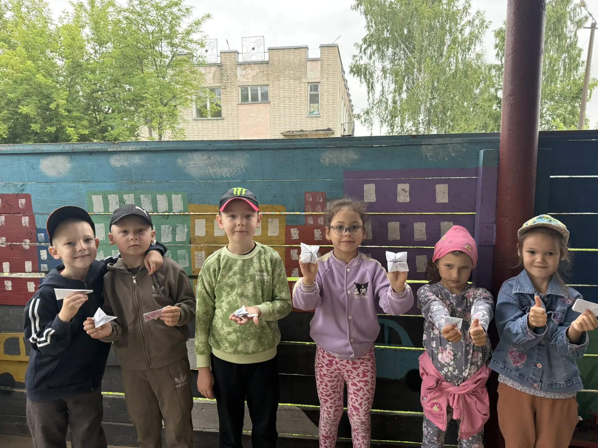 🐸👑 Сегодня мы с группой «Царевна-лягушка» устроили волшебную прогулку!
Вместо привычных занятий в 