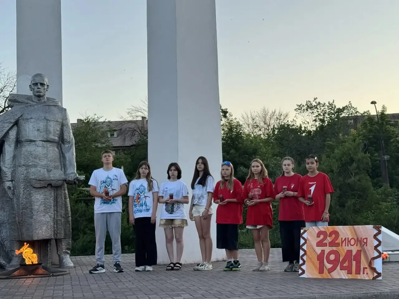 🕯 Ко Дню памяти и скорби активисты Движения Первых совместно с Волонтёрами Победы  ГБУДО ЛНР "АЦДЮТ