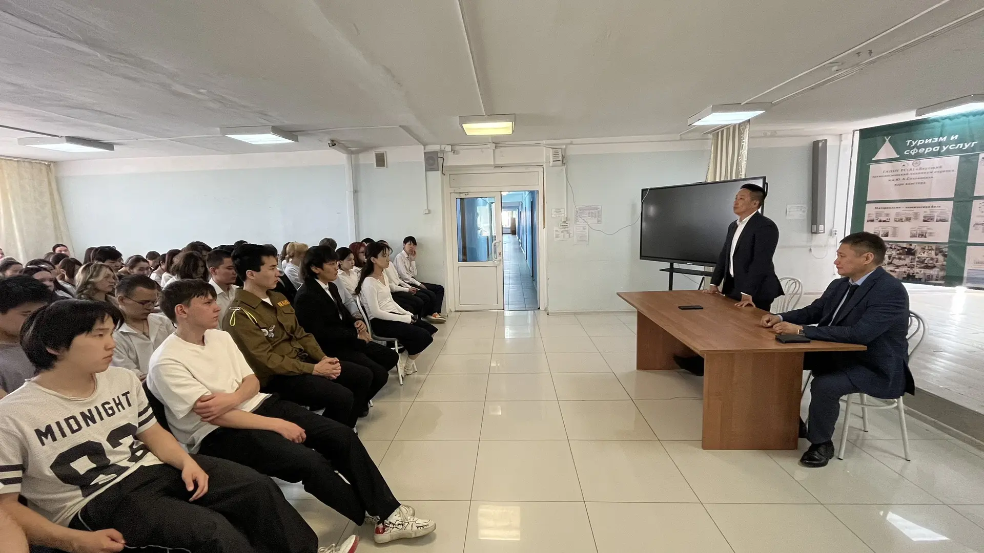 🎓 Диалог с лидером: студенты ЯТТС встретились с Петром Шамаевым

В Якутском технологическом технику