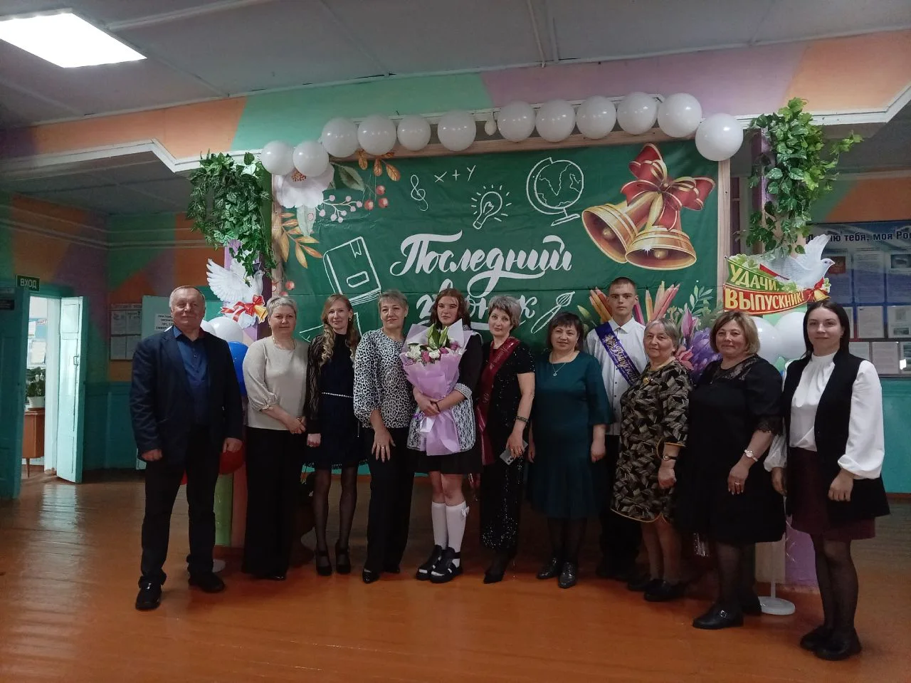 Последний звонок: пора прощаться с детством! 🎓✨

Сегодня в нашей школе прошёл такой трогательный де