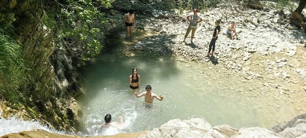 🌲 Поход 7 «Б»: покоряем ущелья и ищем водопад! 🏞️

Друзья, всем привет из мира приключений! Пока б