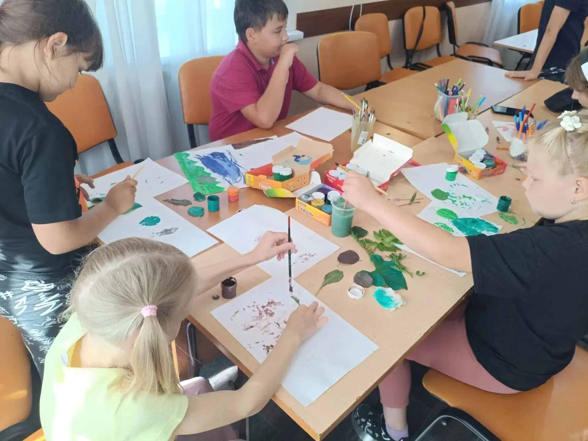 🎨 День красок в нашем лагере прошел невероятно весело и продуктивно!
Утром, после вкусного завтрака