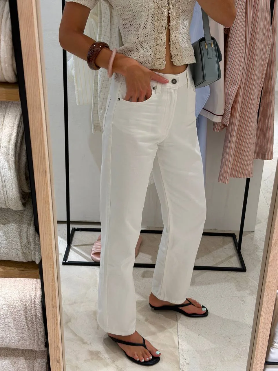 Я купила вот такие белые джинсы в massimodutti. Я хотела с высокой посадкой, и чтобы была видна обув