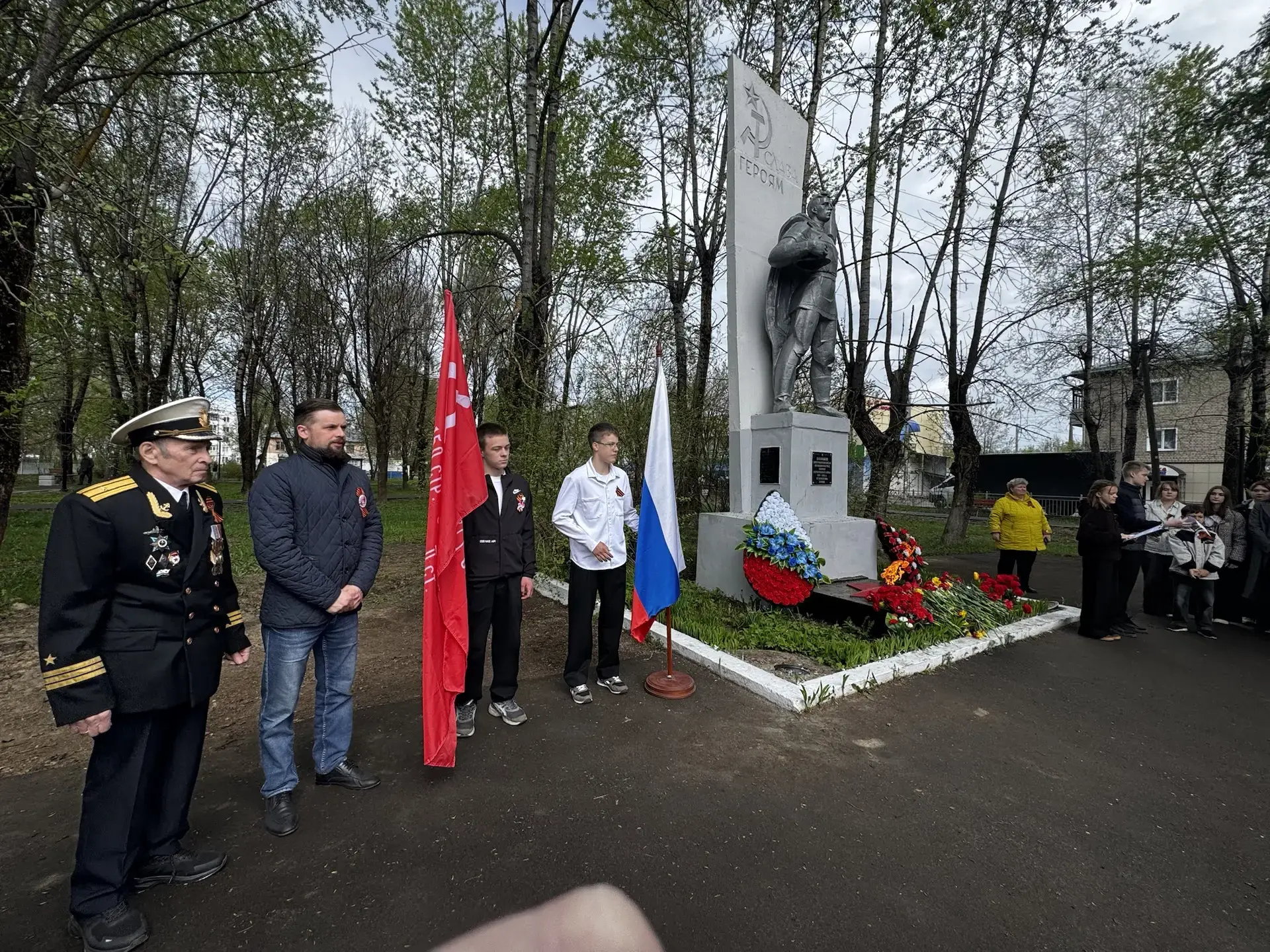 Накануне 81-й годовщины Великой Отечественной войны в сквере «Электроконтакта» прошел торжественный 