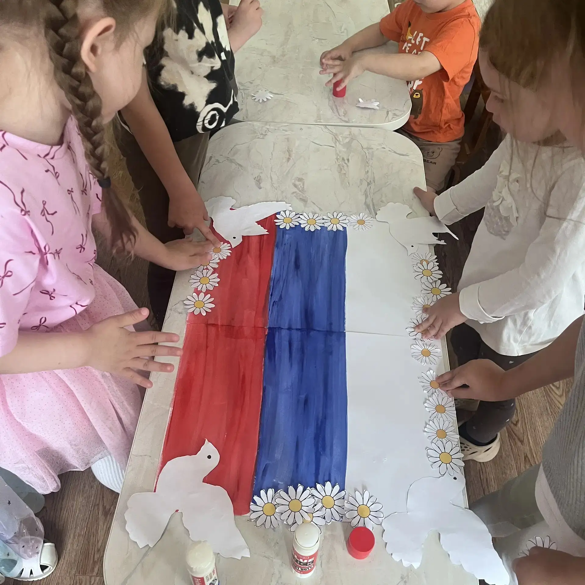 Сегодня в нашей группе прошло мероприятие, посвящённое Дню России: дети с удовольствием участвовали 