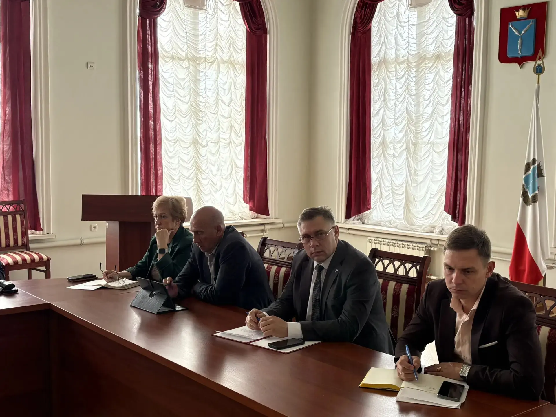 Провёл постоянно действующее совещание с руководителями структурных подразделений администрации, гла