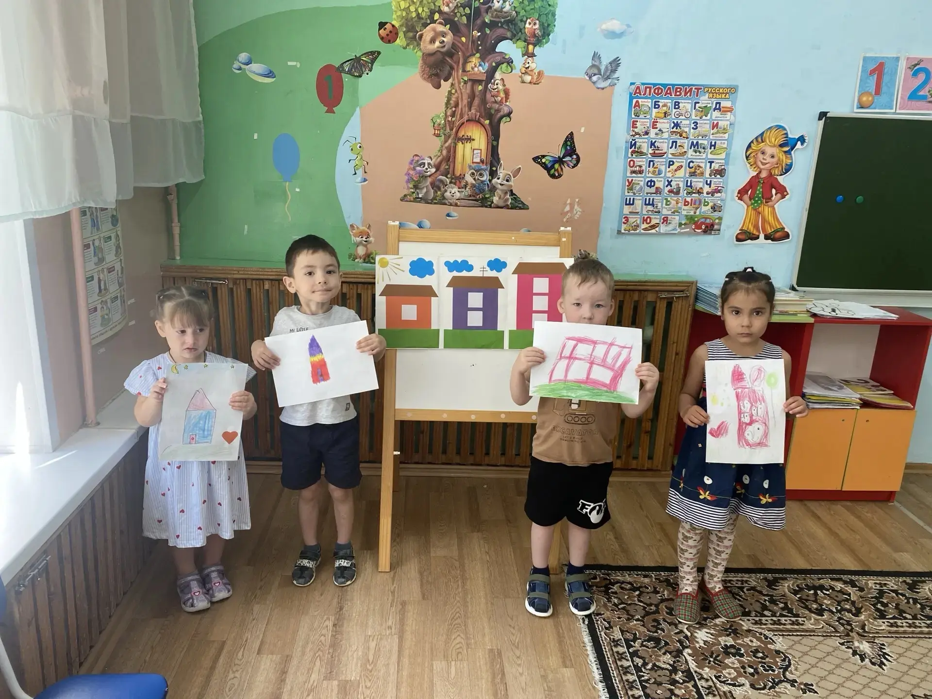 Дата:8 июня🌞
Тема дня: «Мир отчего дома»🏡.Сегодня в средней и младшей группе прошел яркий и познав