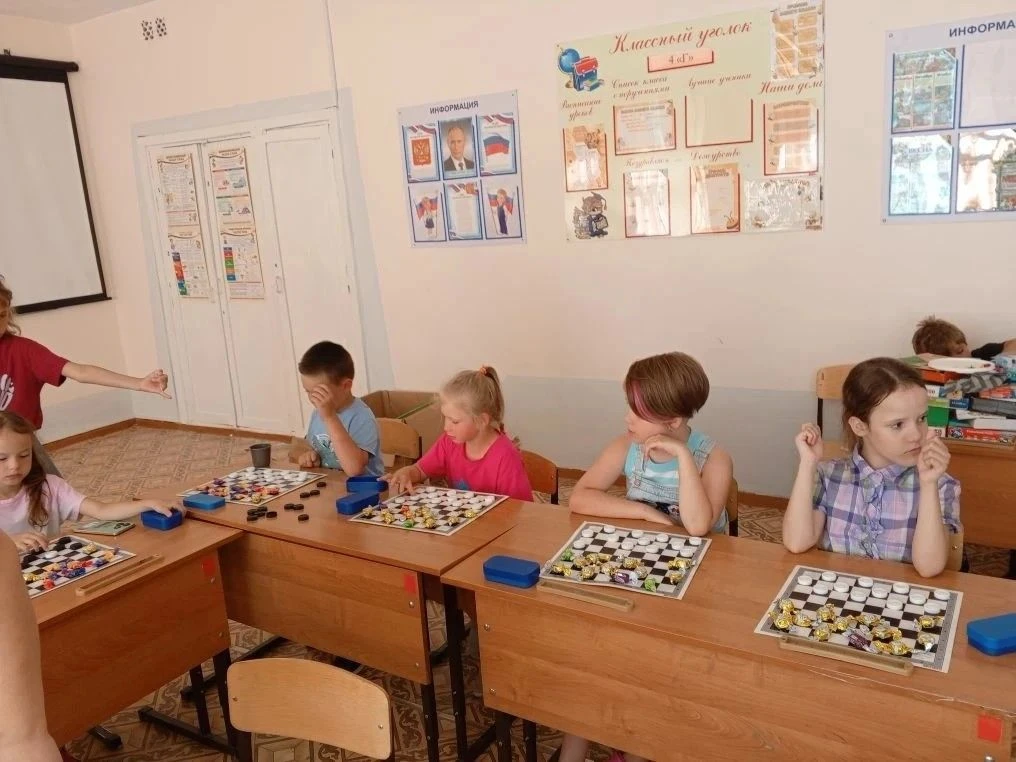 🎉 День спорта, смеха и сладких побед в нашем лагере!
Вчера на нашей площадке было особенно шумно и 