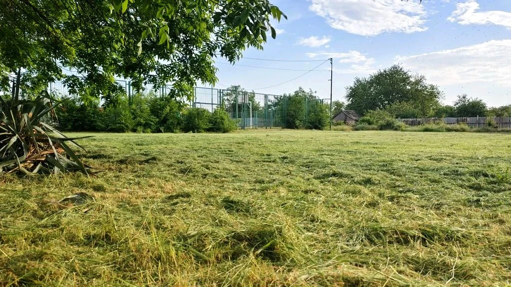 Покос сорной растительности за детской площадкой в пос. Таманский по улице Пролетарской.