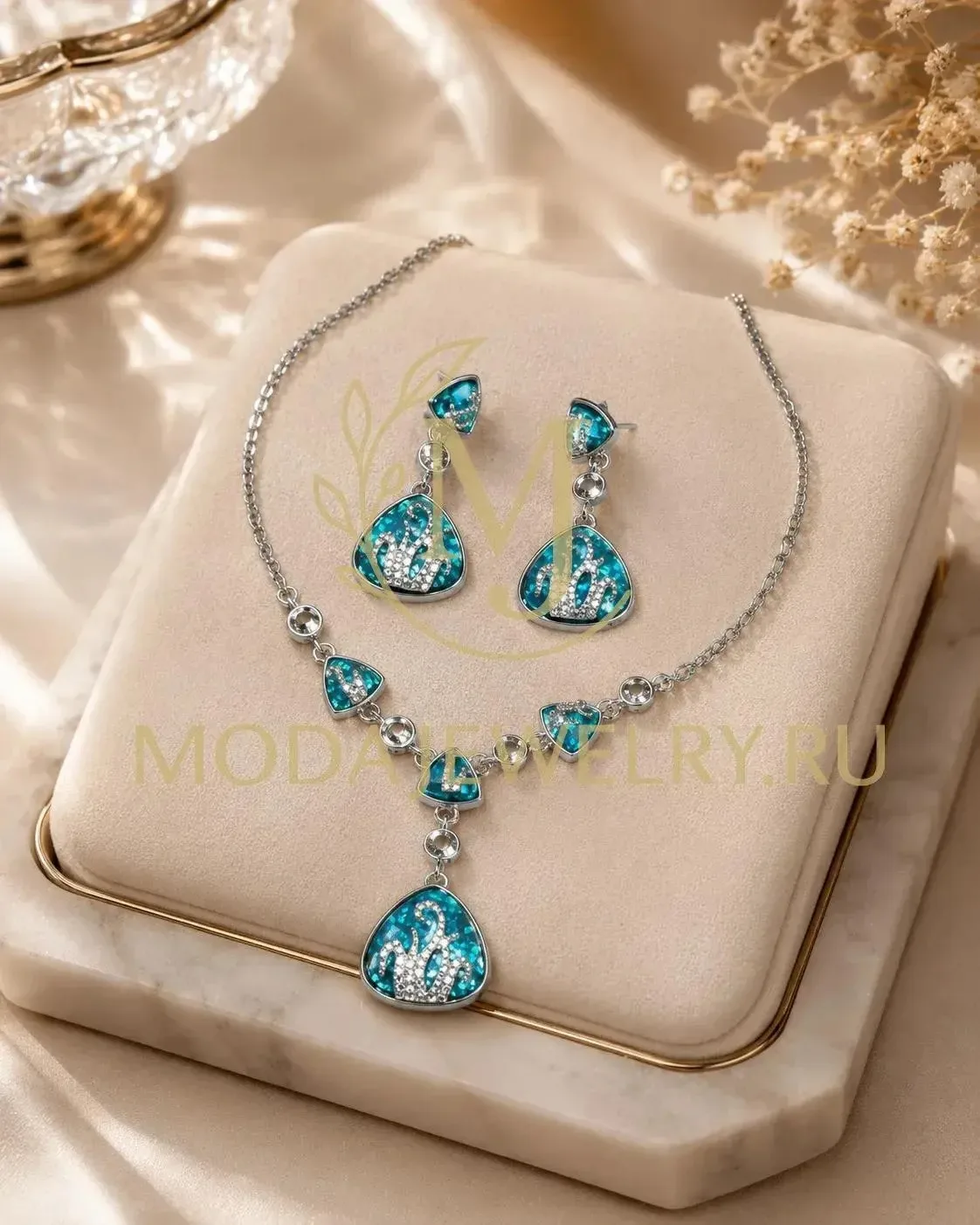 💙 Нежность морской волны и сияние опала в одном комплекте 💙

Эффектное колье и серьги с вставкой п