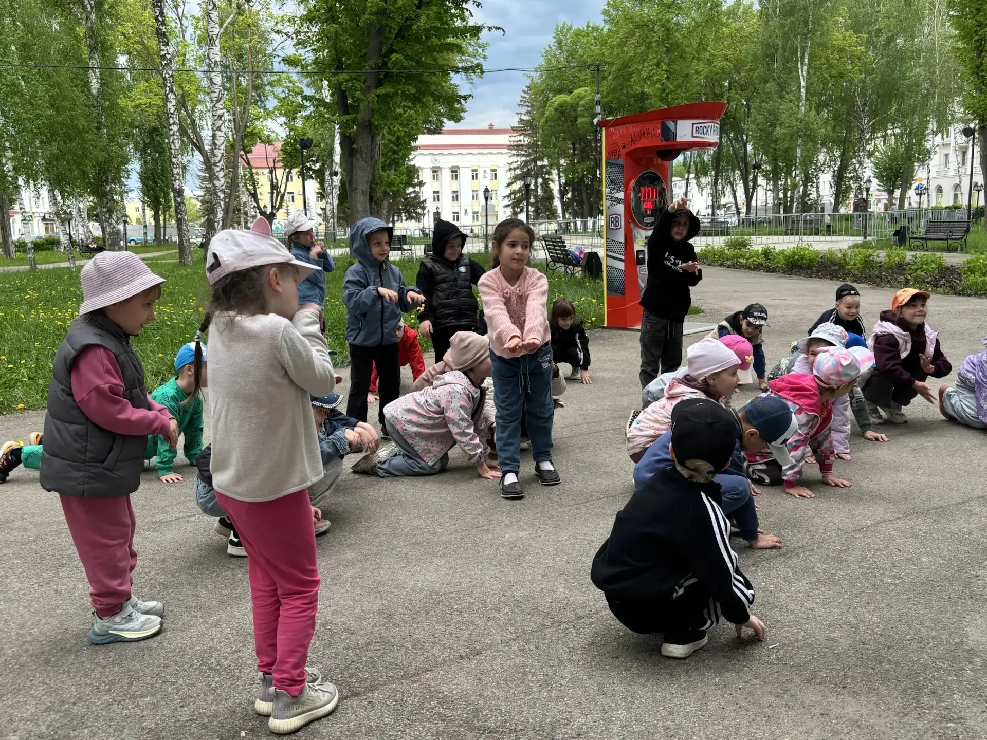 Вчера в сквере за Дворцом культуры культорганизатор Елизавета Олеговна провела замечательную игровую