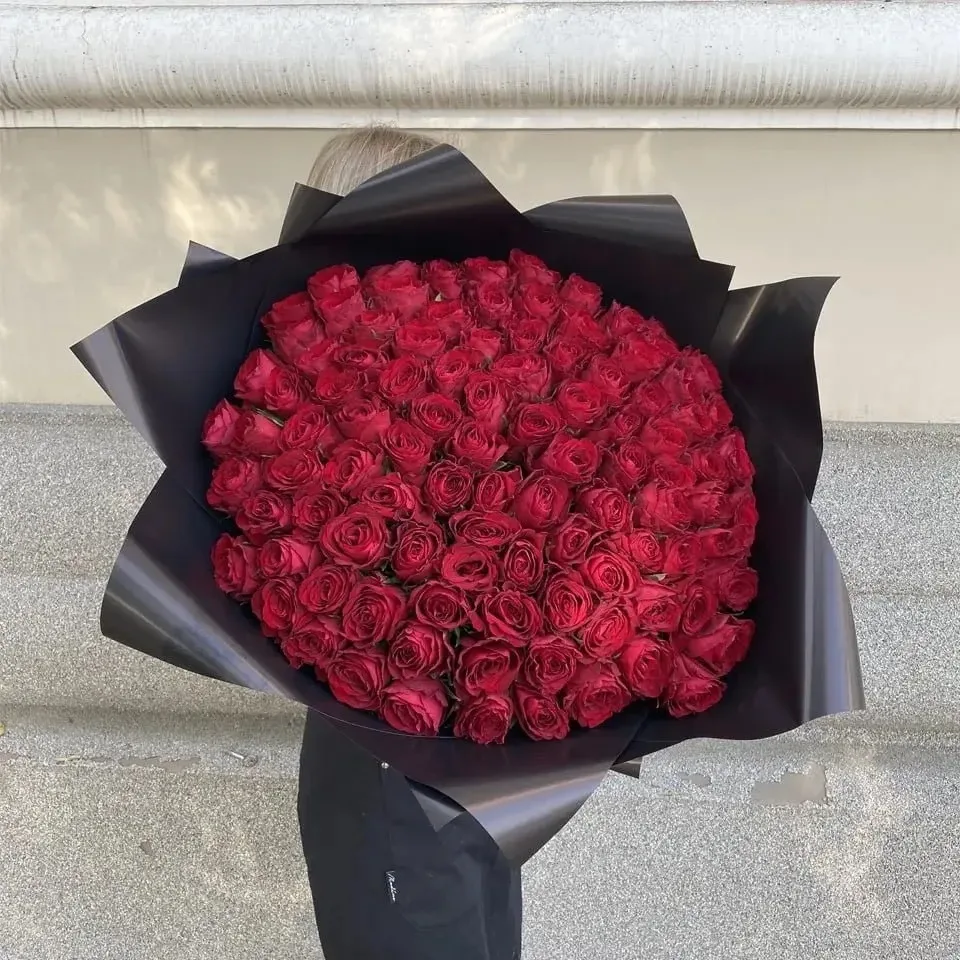 Розы — самые популярные цветы, которые всегда остаются уместными ❤️

Они олицетворяют любовь, нежнос