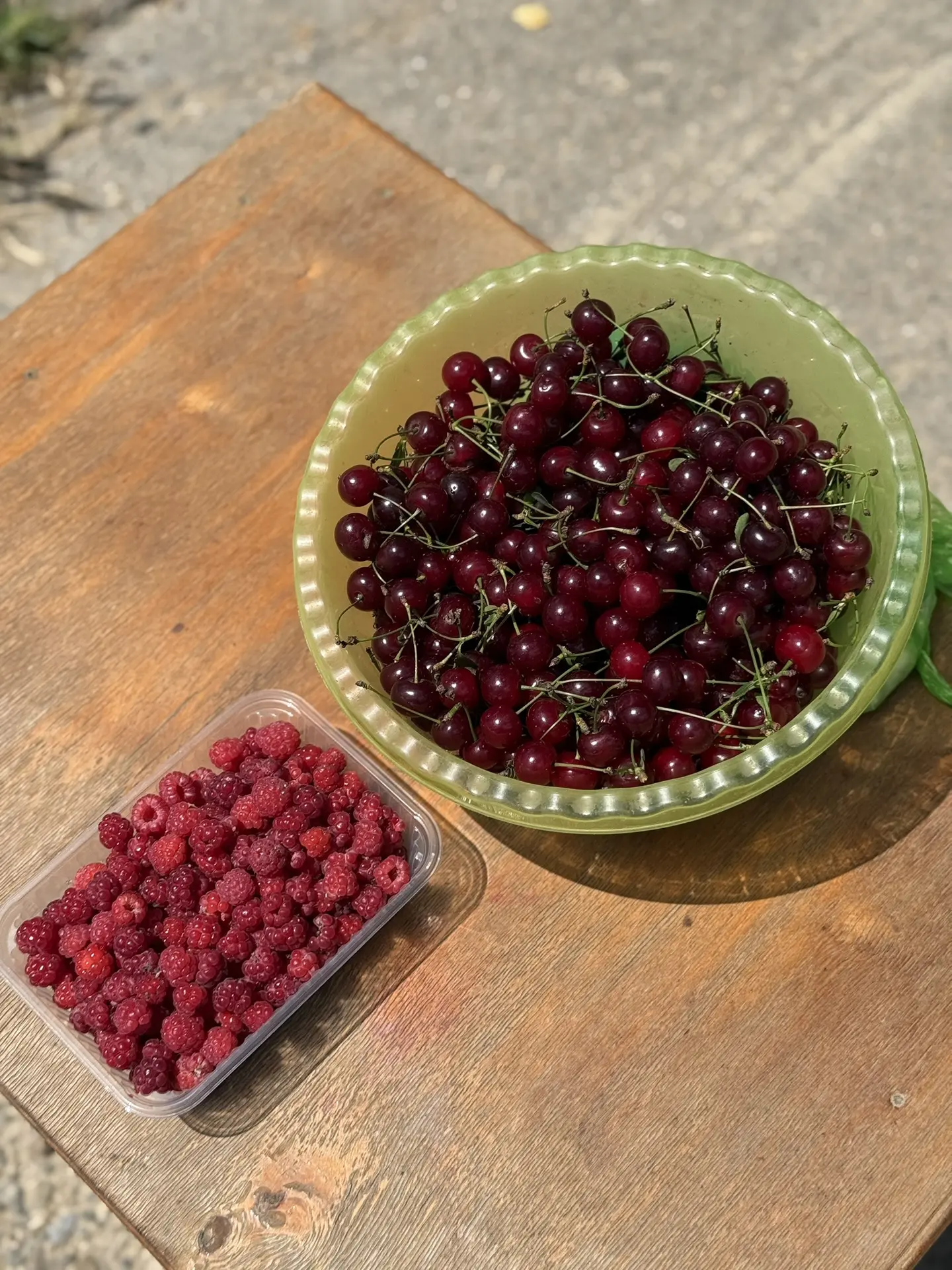 Купила у бабушки малинки и вишни🍒 
Все забрала - 1000 руб вышла. 

Вареники с вишней и сметанкой об