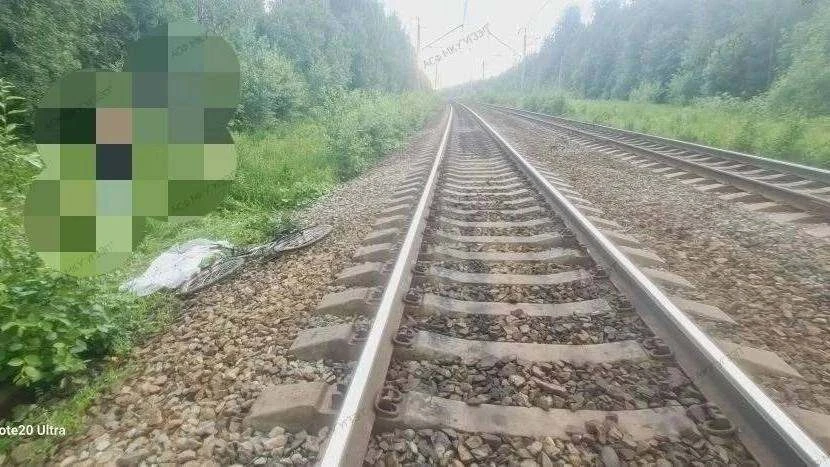 В Пермском крае поезд насмерть сбил 11-летнего мальчика в районе деревни Хухрята. Ребёнок погиб на м