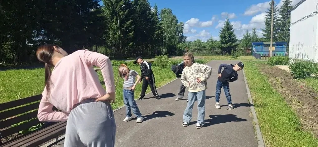 Понедельник в нашем пришкольном лагере был наполнен яркими событиями, смехом и командным духом. Утро