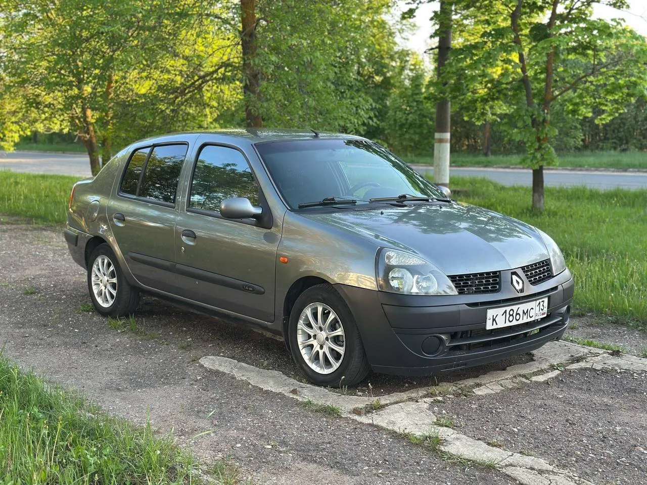 Доброго времени суток 
В продаже Renault symbol 2004 г.в.
Двигатель 1.4 16 клапанный
На хорошем ходу