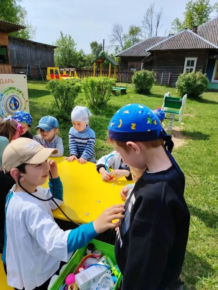 На улице ребята играли в сюжетно-ролевую игру "На приёме у врача".