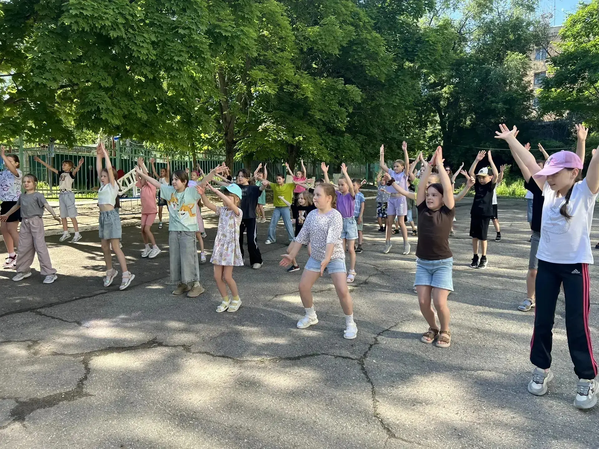 ☀️ ДВИЖЕНИЕ — ЭТО ЖИЗНЬ! 🏃‍♂️💨

Наши лагерные будни проходят на максимальной скорости! Вся площадк