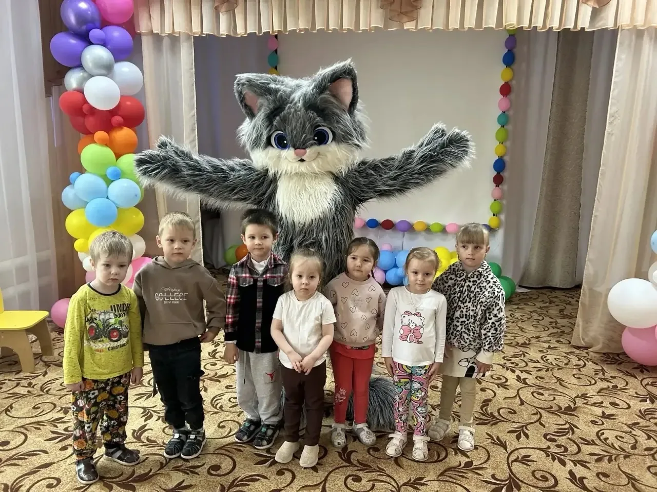 Вот и лето наступило,
Нынче первый день!
Нужный праздник подарило,
Праздник всех детей.

Пусть он бу