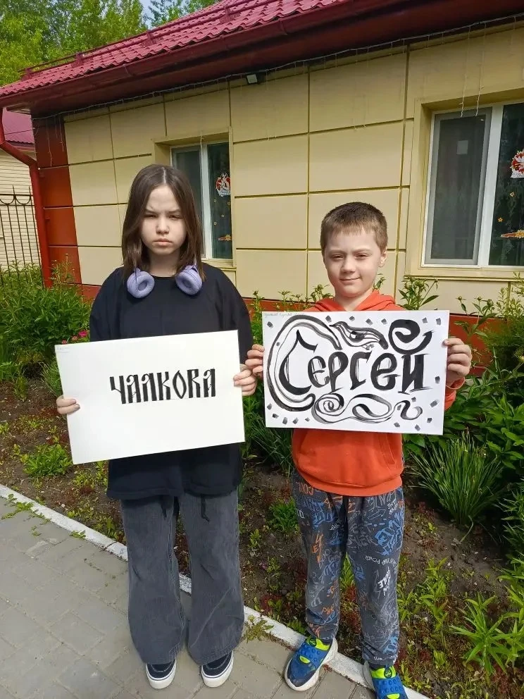🎨 Перо, кисть и вдохновение!

Сегодня в нашей школе стало ещё больше творчества и красоты! В честь 