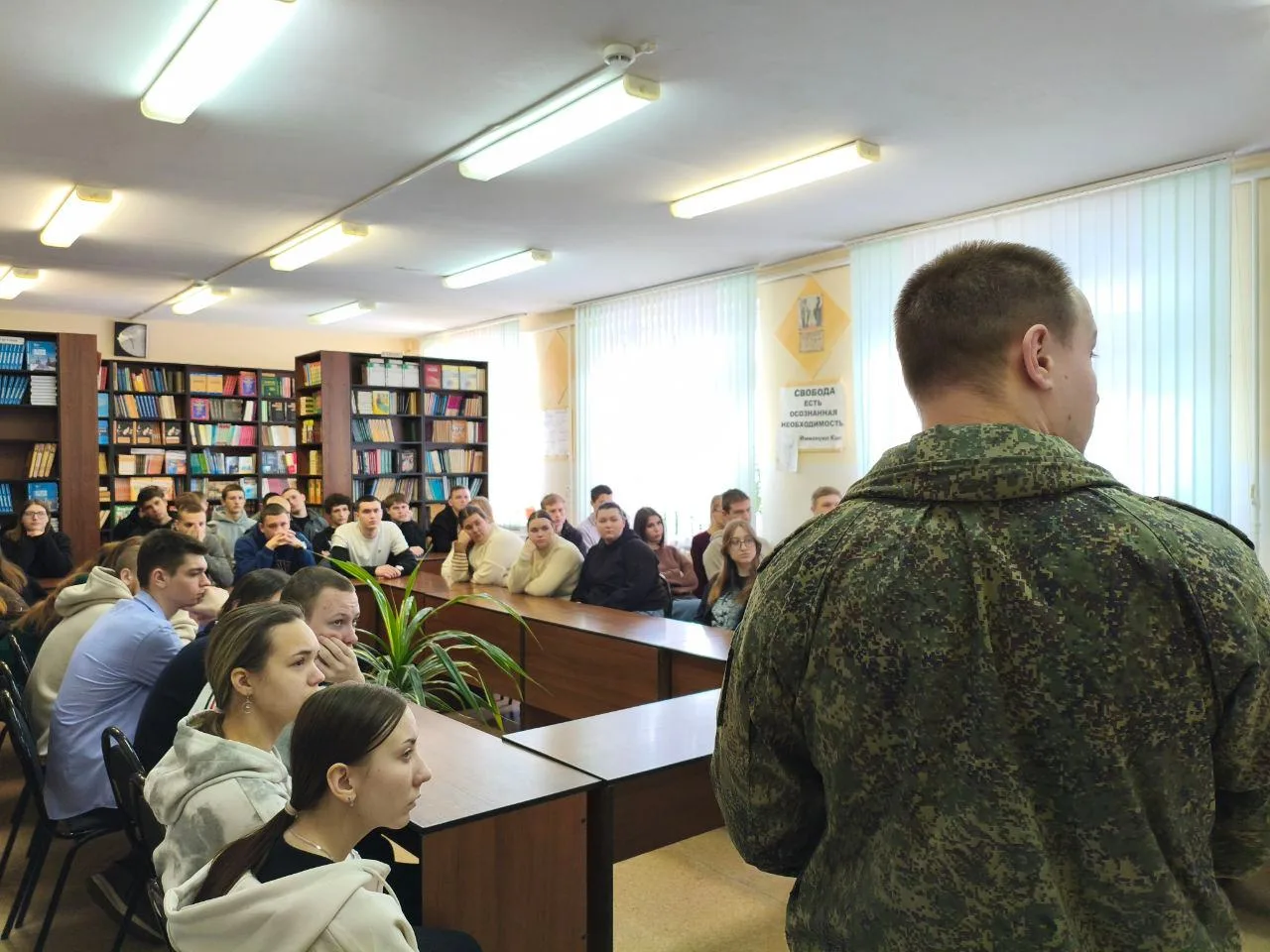 В Трубчевском педагогическом колледже прошла встреча студентов с представителями военного комиссариа