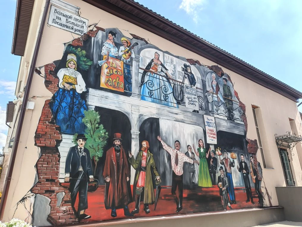 Недавно писала здесь про кинотеатр Аполло - Электра - Татарстан. А сегодня с гостями города шла по Б