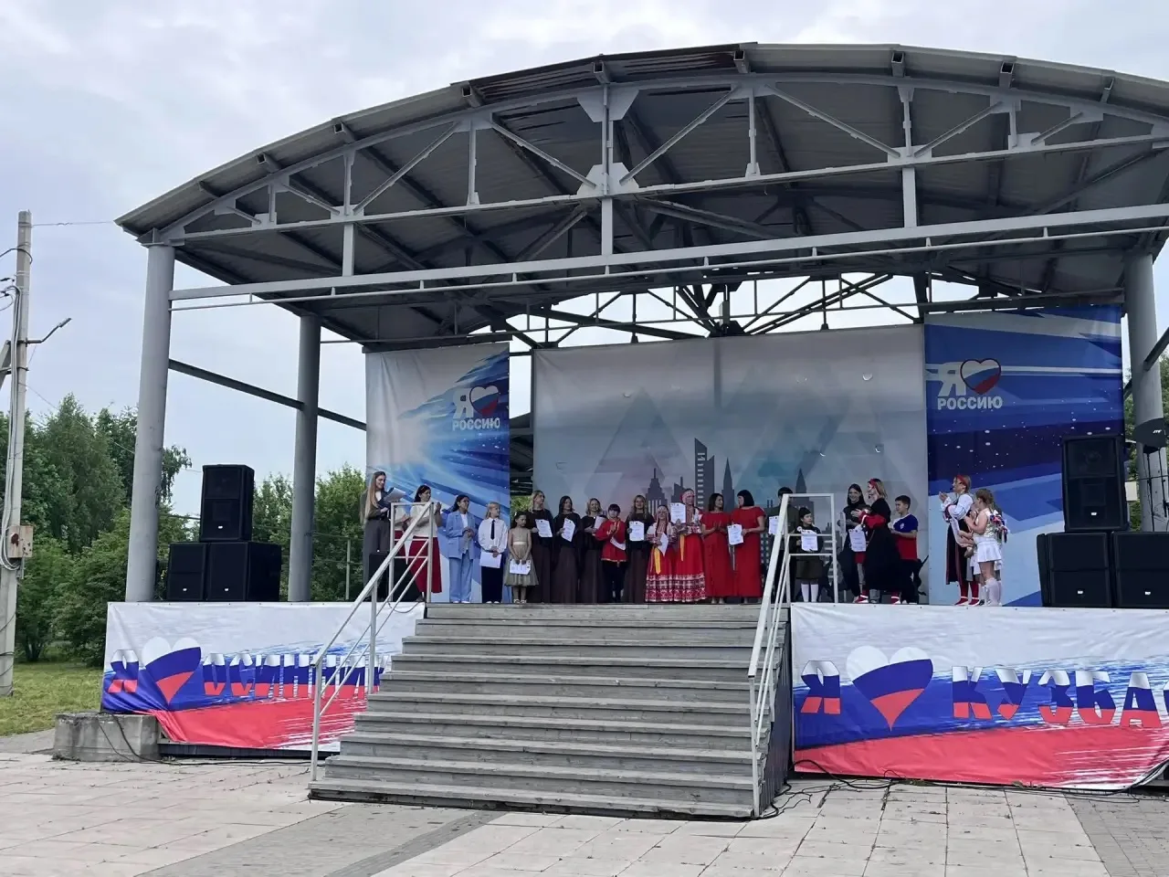 🌟🎵 ПОЁТ КУЗБАСС: ВРЕМЯ ЯРКИХ ПОБЕД! 🎵🌟
🇷🇺 12 июня, в День России, в городском парке состоялся 
