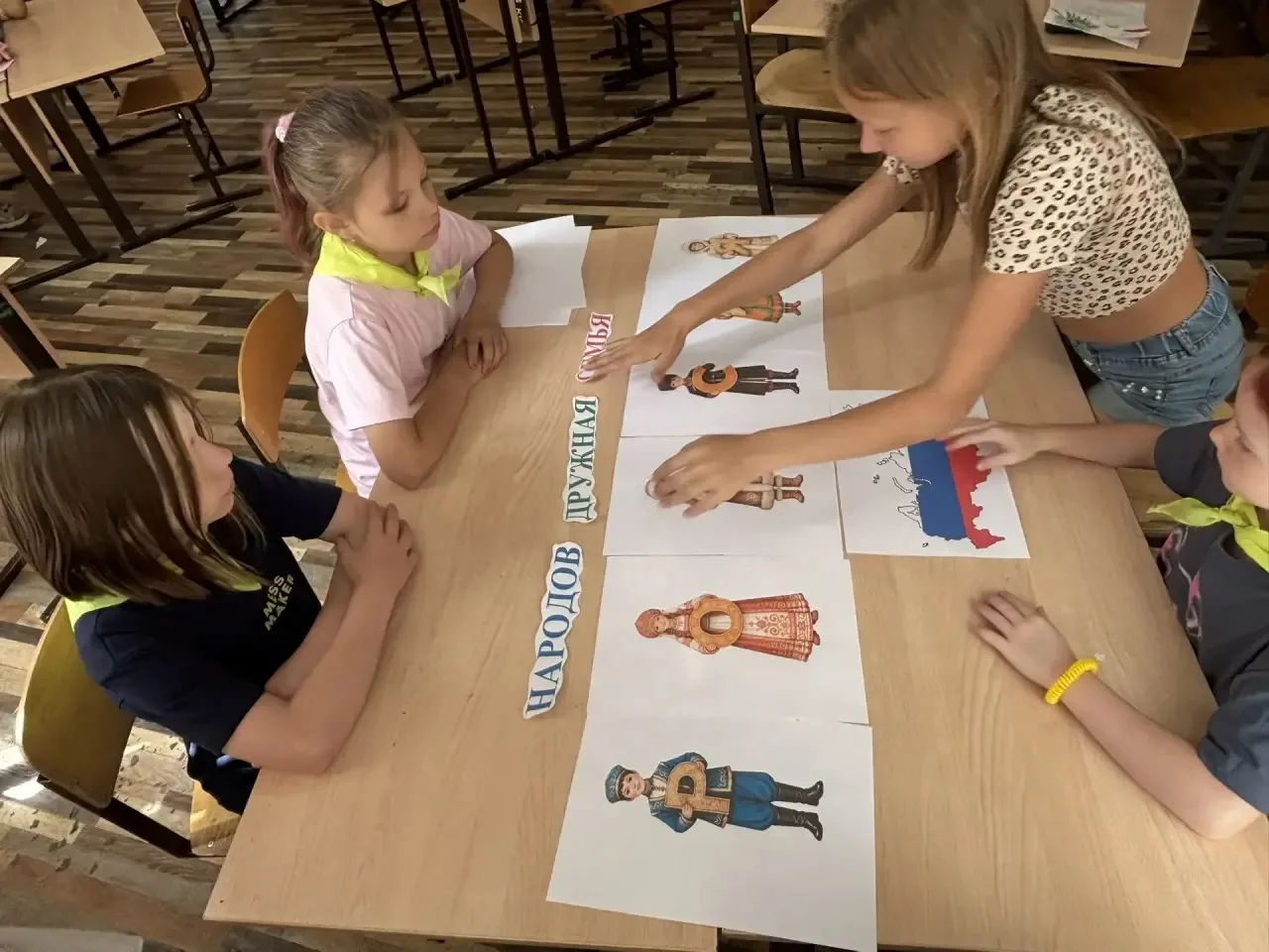 🇷🇺 Народов дружная семья: ребята создали яркую стенгазету!
Юные участники нашей творческой мастерс