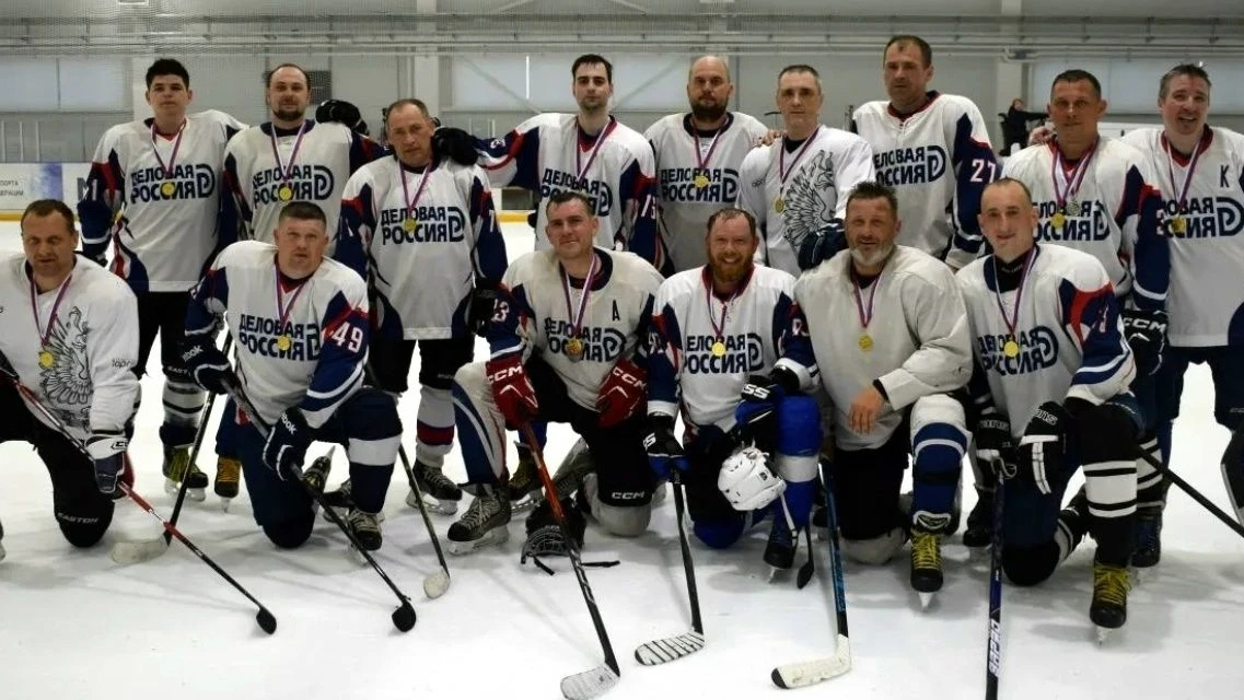 🥅 Шайба! Победа! 🏆

Мы привыкли видеть наших коллег в офисах и цехах, но оказывается, на Л-Пак раб