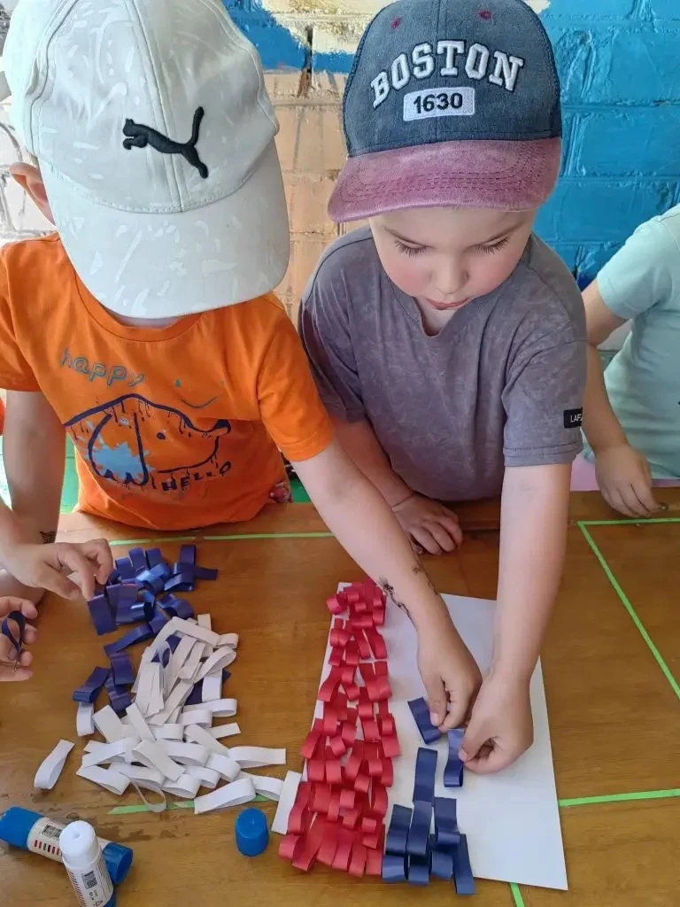 Ко Дню России малыши из второй младшей группы создали свою версию главного символа страны — аппликац