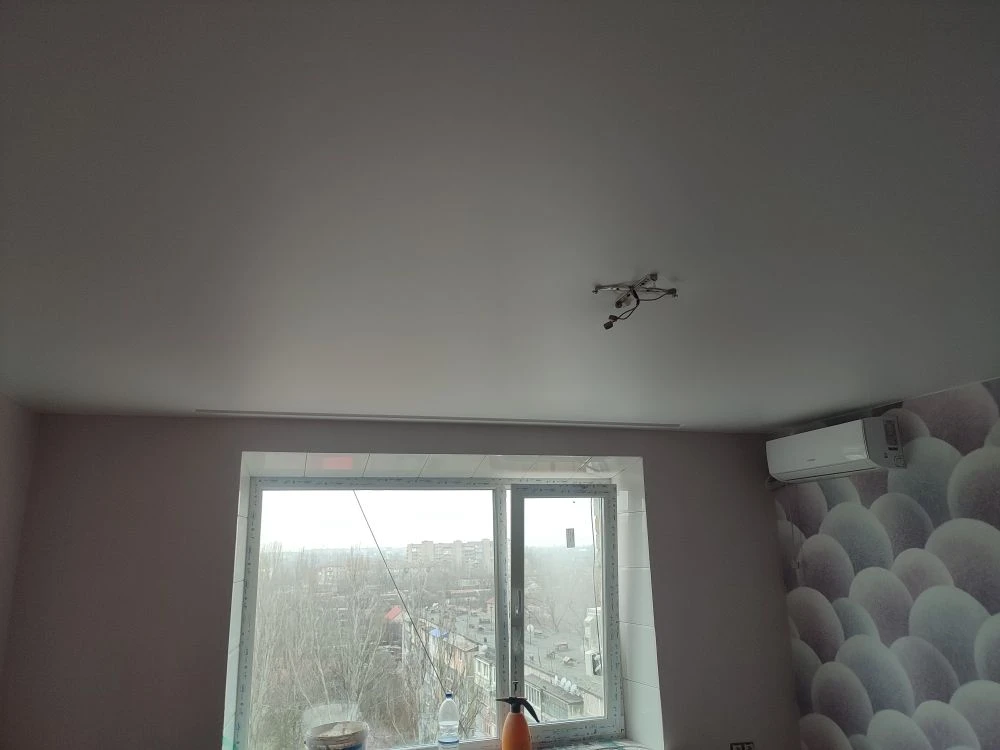 Белый потолок с потайным карнизом
